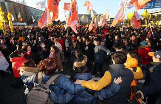 <탄핵가결>민심의 승리      (서울=연합뉴스) 신준희 기자 = 박근혜 대통령에 대한 국회의 탄핵안이 가결된 9일 오후 개표 결과가 발표되자 서울 여의도 국회의사당 앞 도로에 시민들이 환호하고 있다. 2016.12.9      hama@yna.co.kr  (끝)